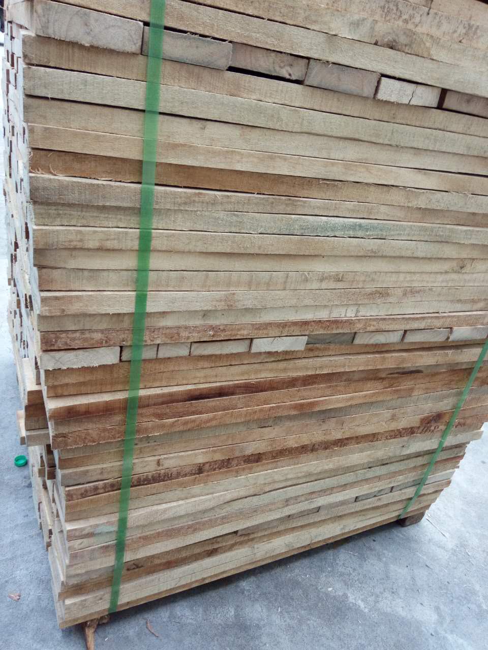 大量出售海南橡膠木規(guī)格實(shí)木板材，2.5*105家具，地板，床，等材料，貨源充足，價(jià)格適宜