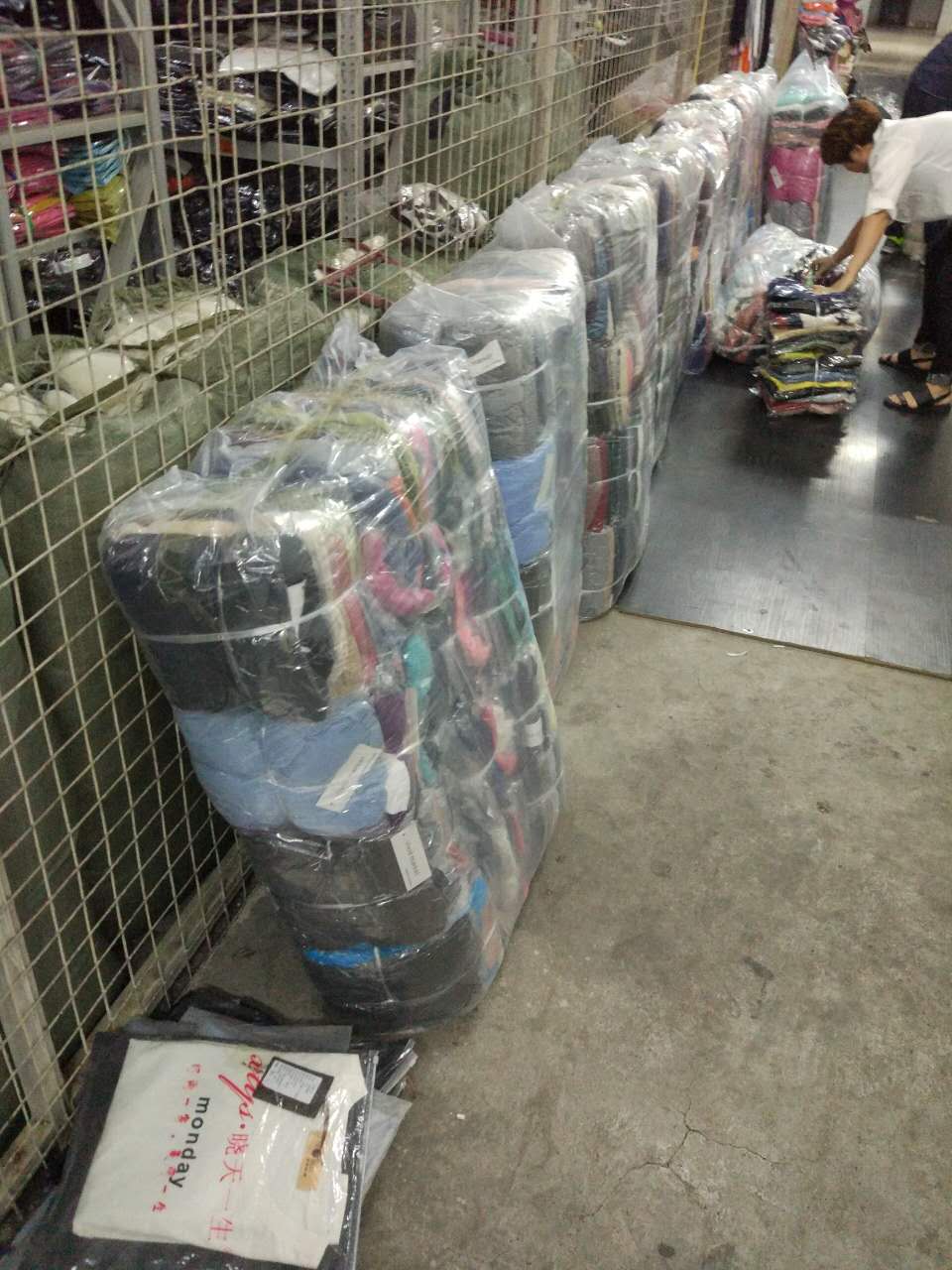 深圳哪里可以批發(fā)便宜庫存尾貨衣服擺攤賣