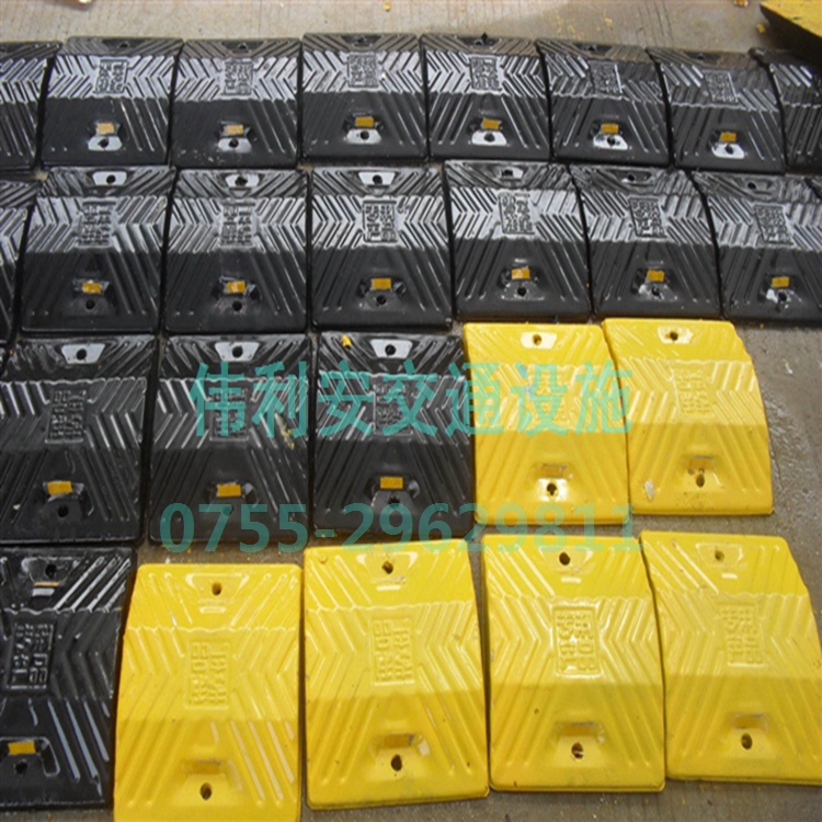 供應(yīng)廠家直銷鑄鋼減速帶  優(yōu)質(zhì)道路緩沖帶 鋼板減速坡 交通安全設(shè)施 *鑄鋼減速帶