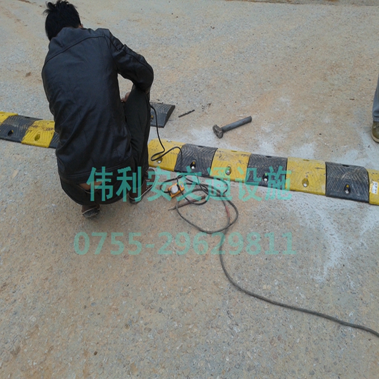 供應(yīng)廠家直銷鑄鋼減速帶  優(yōu)質(zhì)道路緩沖帶 鋼板減速坡 交通安全設(shè)施 *鑄鋼減速帶