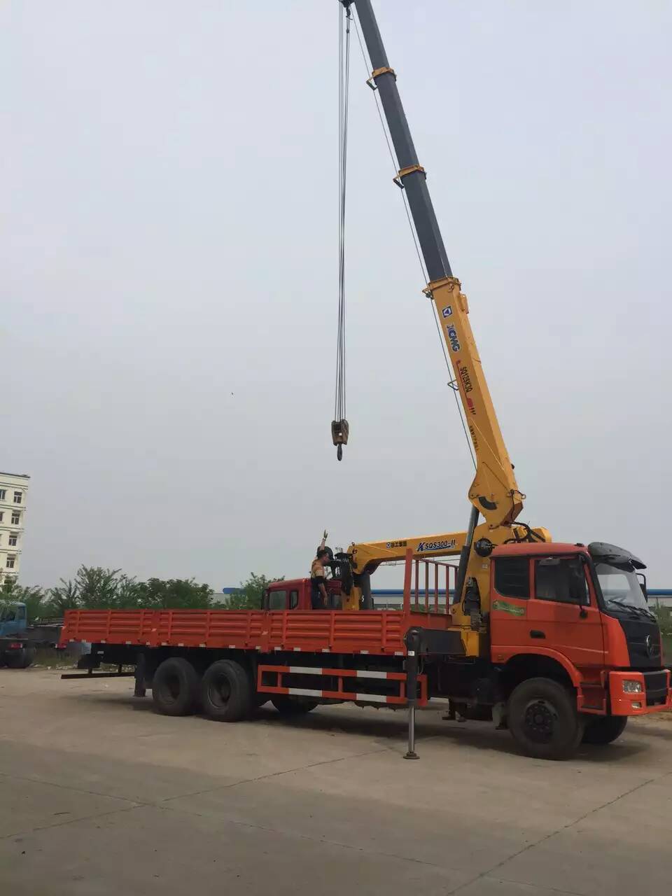 自卸式隨車吊，隨車起重運(yùn)輸車廠家，價(jià)格