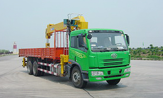 解放雙橋隨車起重運輸車  板長7米的隨車吊報價