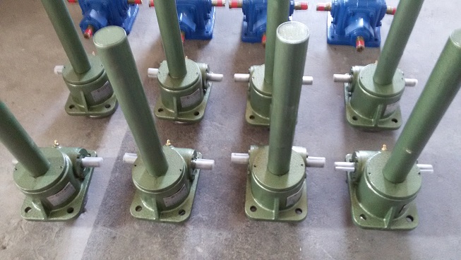 SWL系列蝸輪絲桿升降，機(jī)械、冶金、建筑、水利設(shè)備等行業(yè)*升降機(jī)