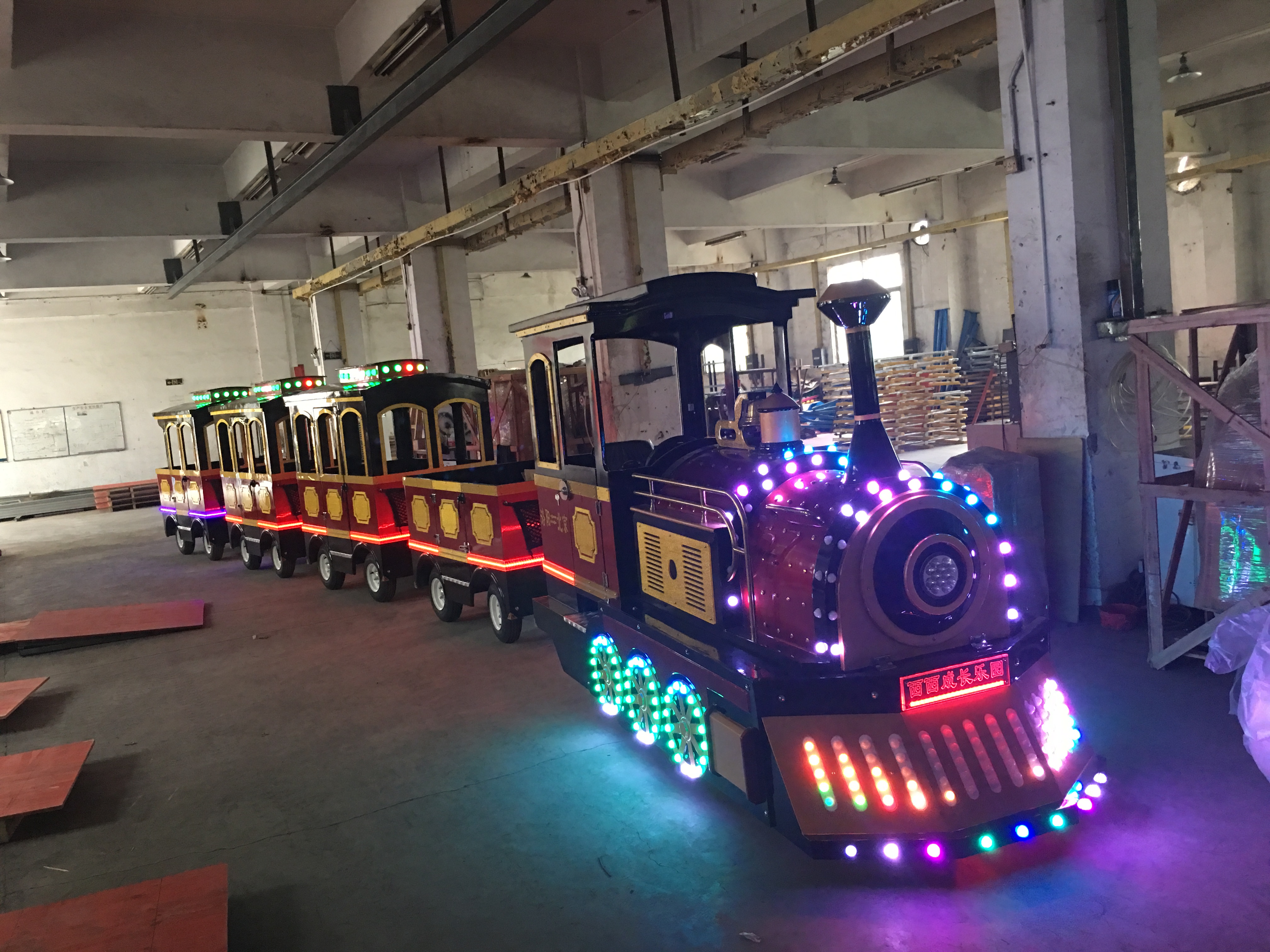 廣場電瓶車景區(qū)觀光車游樂設(shè)備小火車中山游樂設(shè)備旋轉(zhuǎn)木馬飛椅自控飛機(jī)