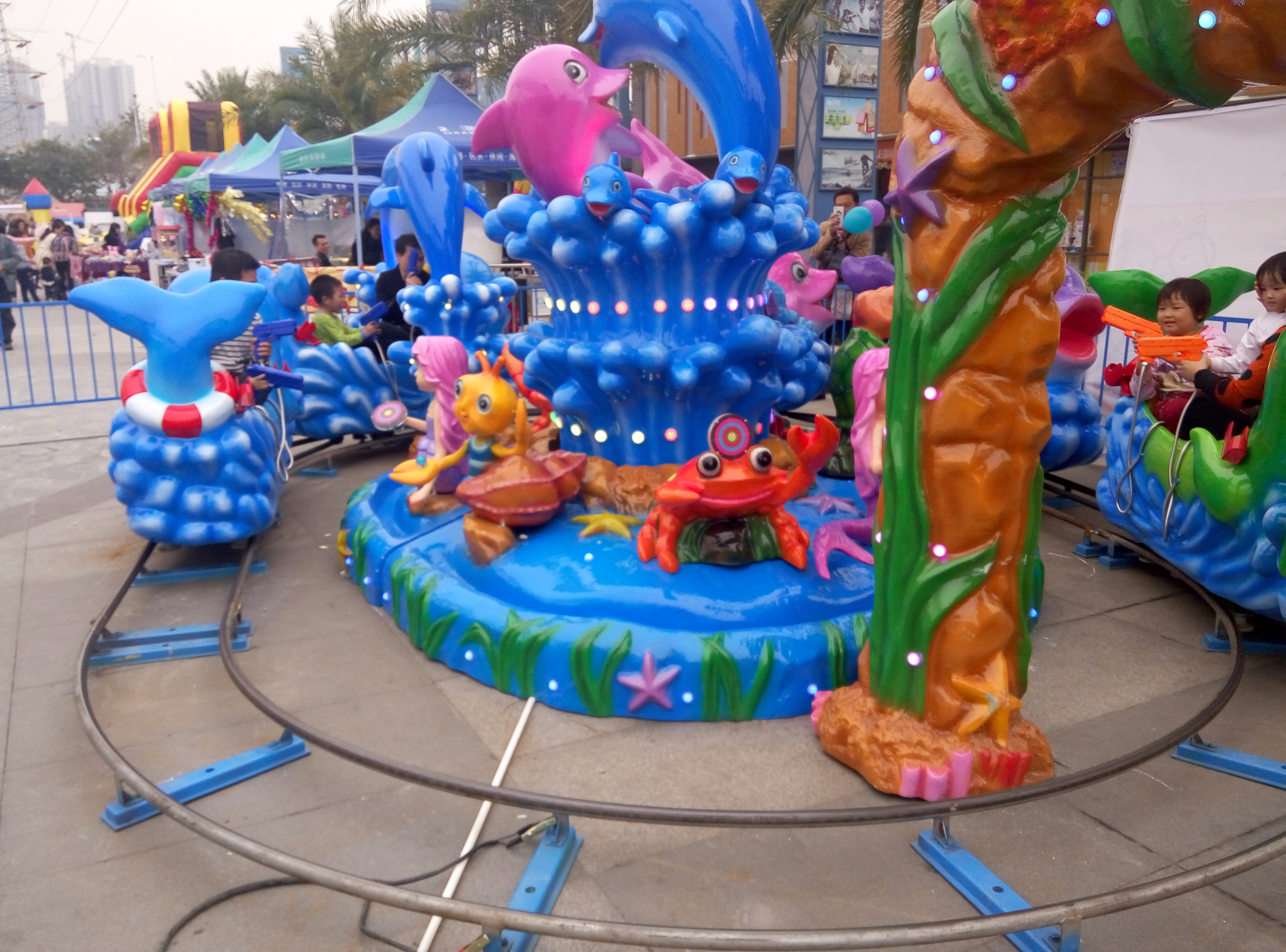 兒童游樂設(shè)備旋轉(zhuǎn)木馬飛椅自控飛機碰碰車噴球車魔盤鯊魚島爬山車大中型游樂設(shè)備章魚王子  中山鑫弘海底激戰(zhàn)游樂游藝設(shè)備