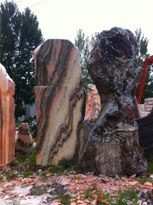 園景石 五彩石價錢  根據(jù)大小，造型來決定