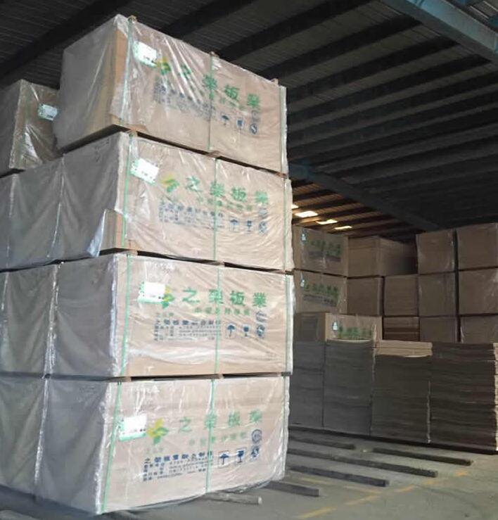 供應15mm之榮牌6:9中密度纖維板E2級環(huán)保密度板品牌廠家批發(fā)