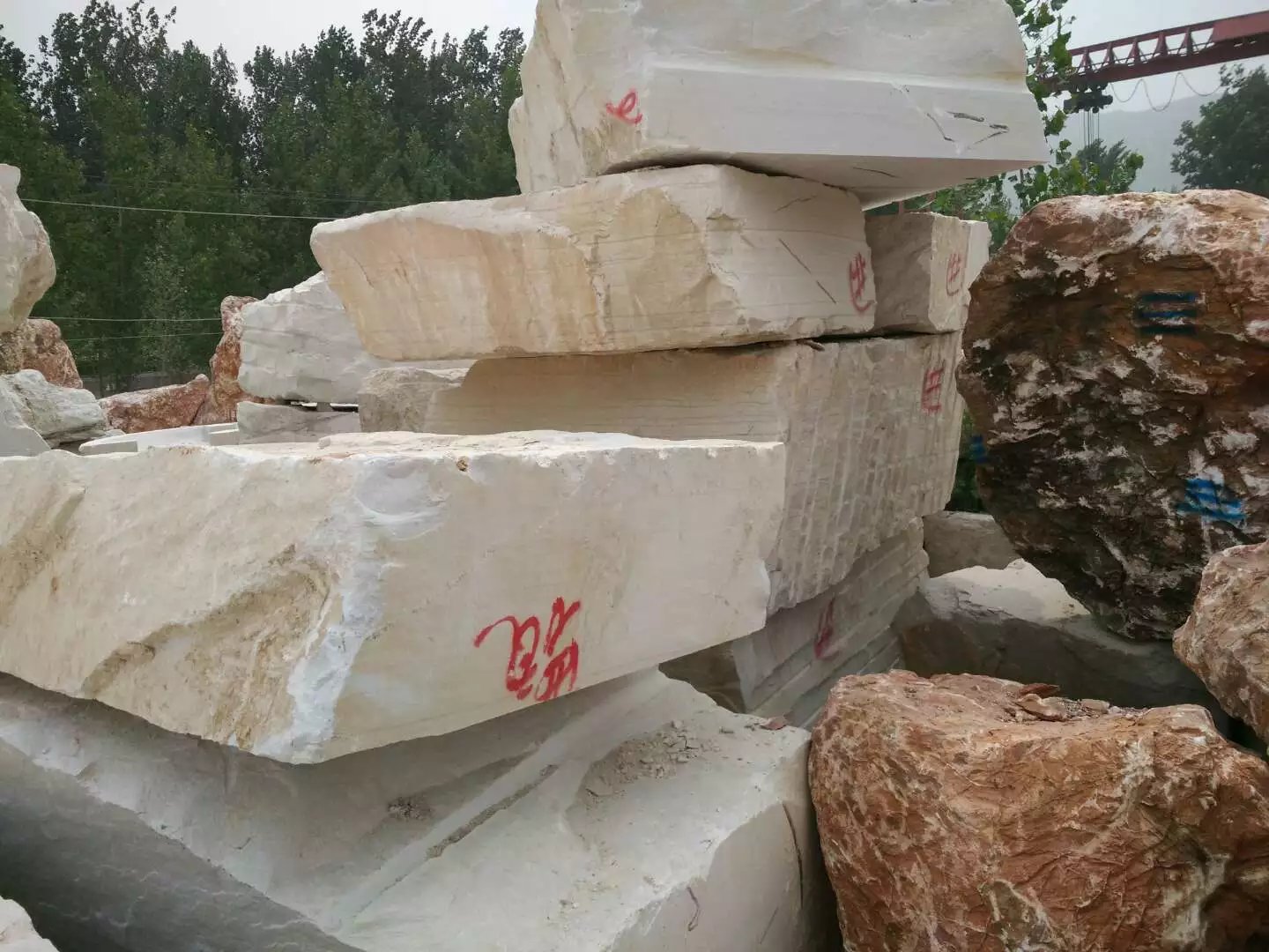 河北漢白玉荒料批發(fā)，河北漢白玉荒料價格，河北漢白玉荒料供應