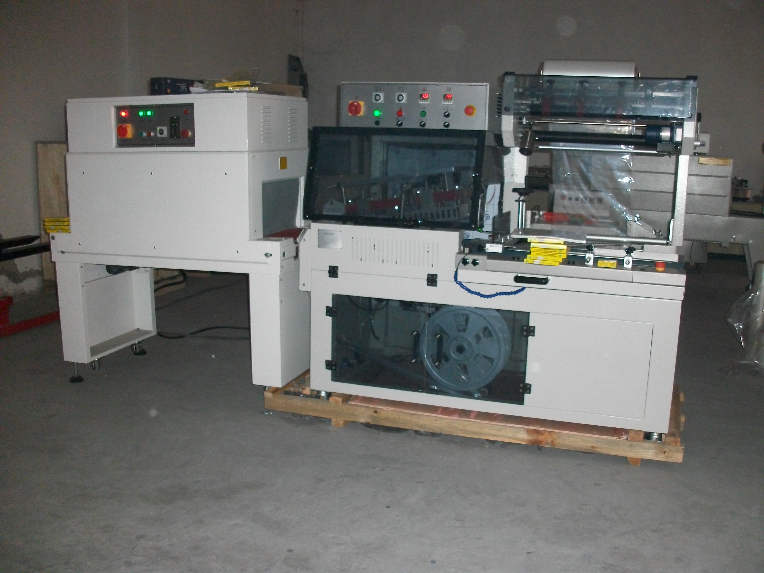 供應(yīng)BS紙盒收縮機(jī) 紙盒塑膜包裝機(jī)