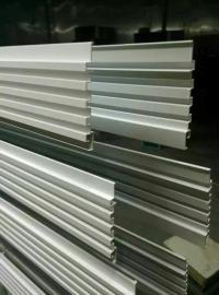 便于空氣的流通、排氣、散熱的吊頂天花 鋁天花價(jià)格 鋁單板價(jià)格 鋁方通價(jià)格 包墻板價(jià)格