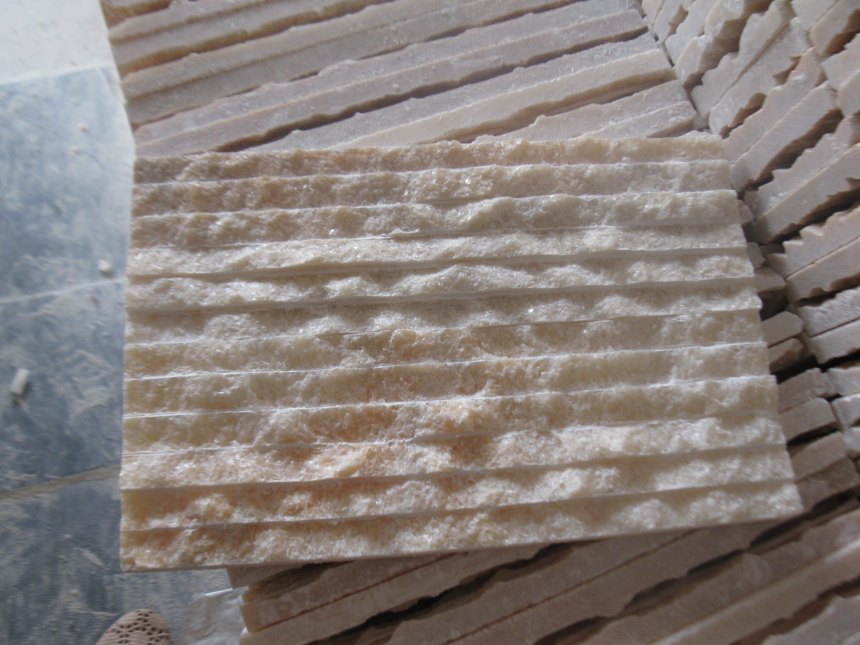 南召條紋外墻磚文化石電視墻供應(yīng)