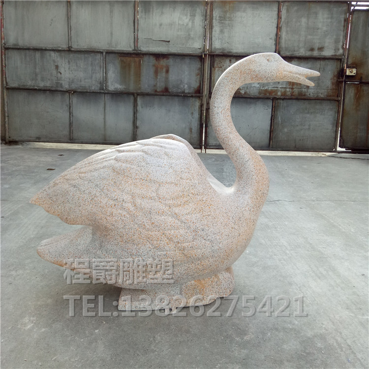 供應(yīng)玻璃鋼動(dòng)物噴水天鵝雕塑造型制作安裝 玻璃鋼仿黃秀石噴水天鵝