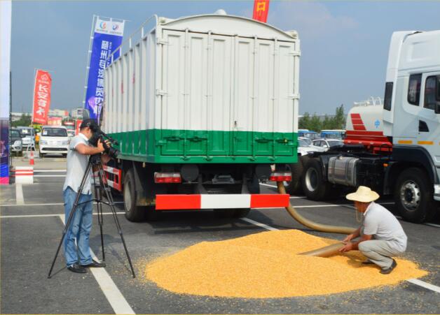 散裝糧食運(yùn)輸車，10噸大運(yùn)吸糧車圖片 散裝糧食運(yùn)輸車廠家