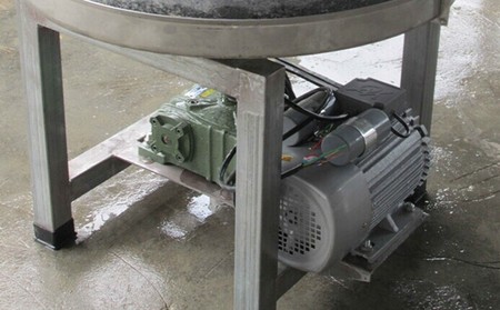 全制動石磨機、榨油機