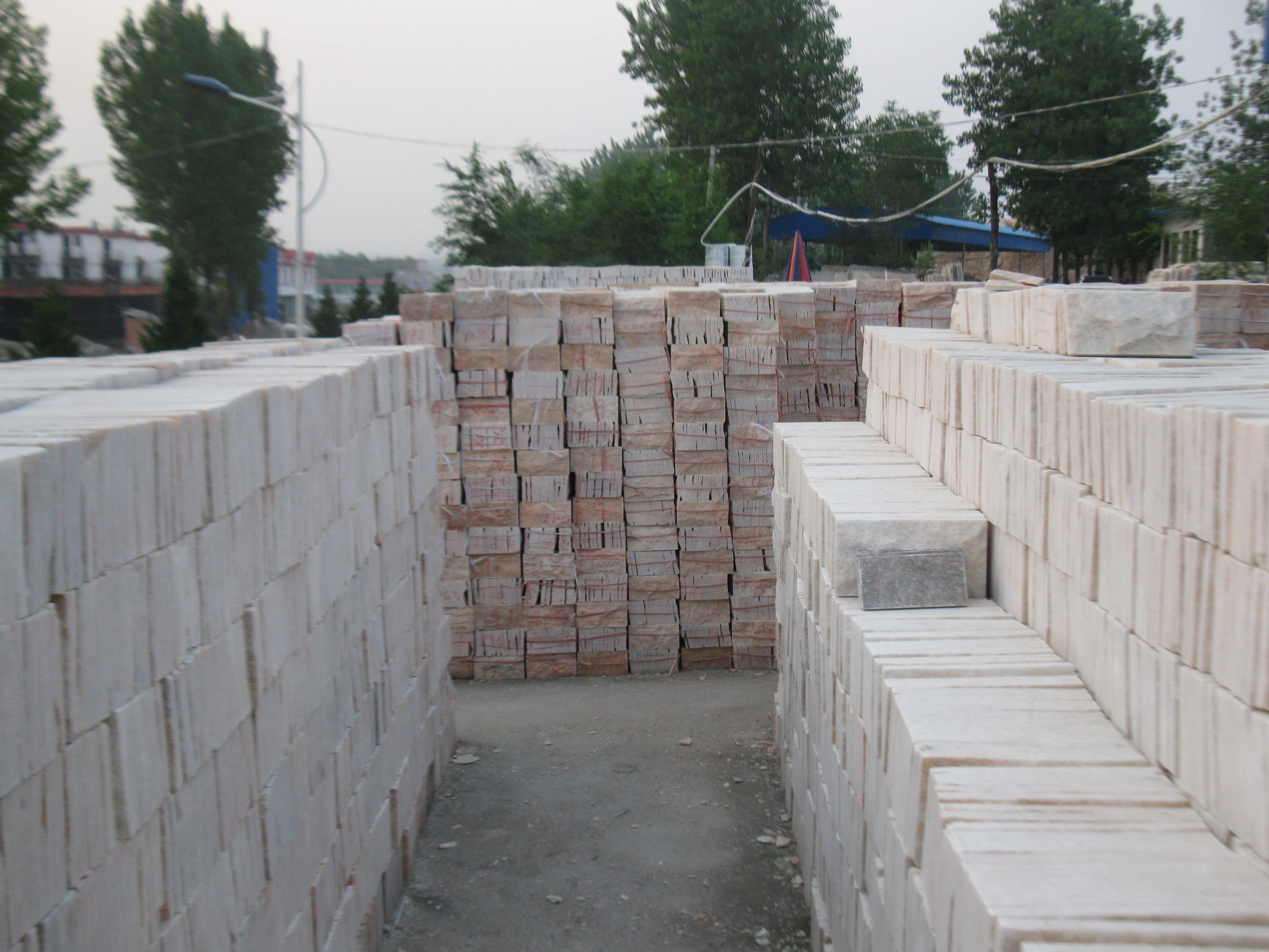 南陽(yáng)天然蘑菇石 晚霞紅石材磚出售