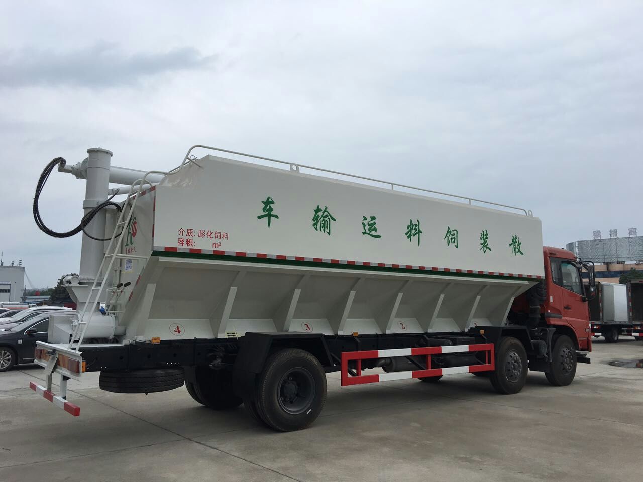 15噸液壓散裝飼料車價(jià)格，散裝飼料車，飼料罐 天錦15噸液壓散裝飼料車