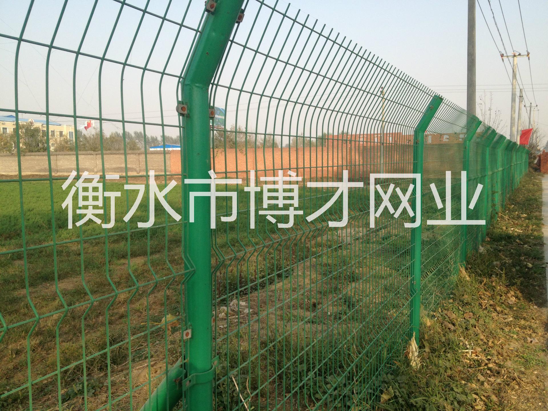 營口鐵絲網(wǎng)圍欄廠家、養(yǎng)雞鐵絲網(wǎng)規(guī)格報(bào)價、哪里有賣鐵絲網(wǎng)的廠家？