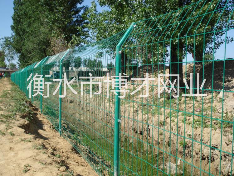 邳州鐵絲網(wǎng)多錢(qián)一米、哪里有賣(mài)鐵絲網(wǎng)的廠家？鐵絲網(wǎng)規(guī)格報(bào)價(jià)