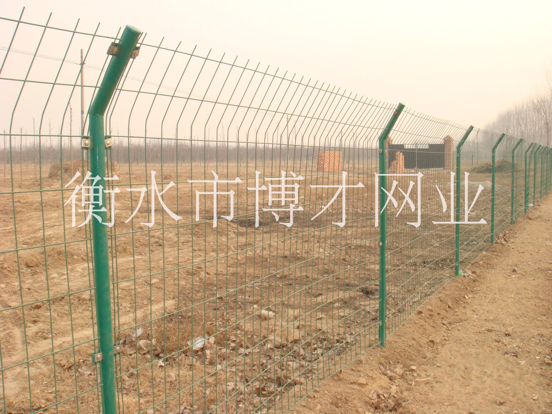 通遼鐵絲網(wǎng)規(guī)格價(jià)格、哪里有賣養(yǎng)殖鐵絲網(wǎng)的廠家？鐵絲網(wǎng)現(xiàn)貨批發(fā)