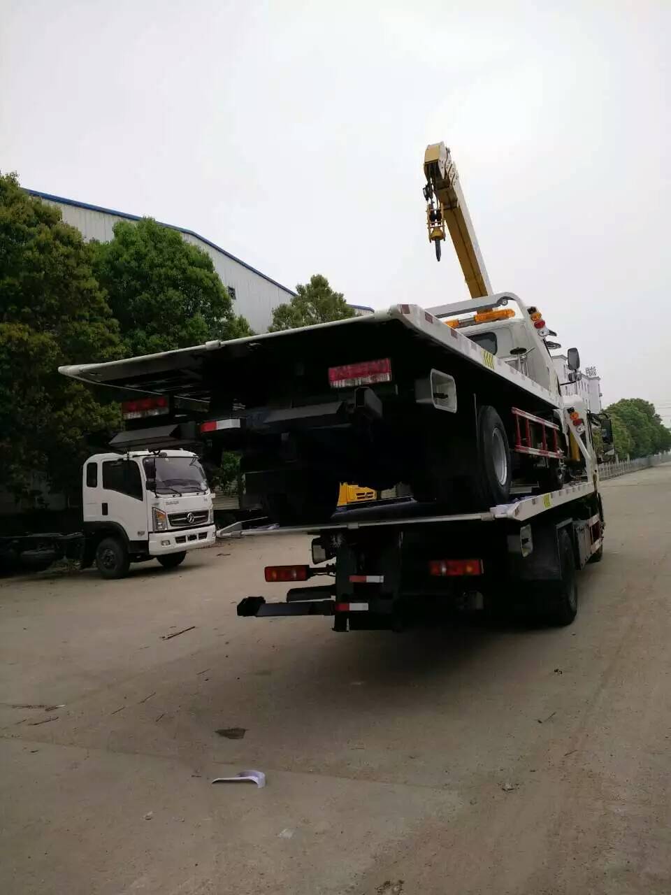 隨車吊事故清障車  東風多利卡平板清障車 一拖二清障車價格