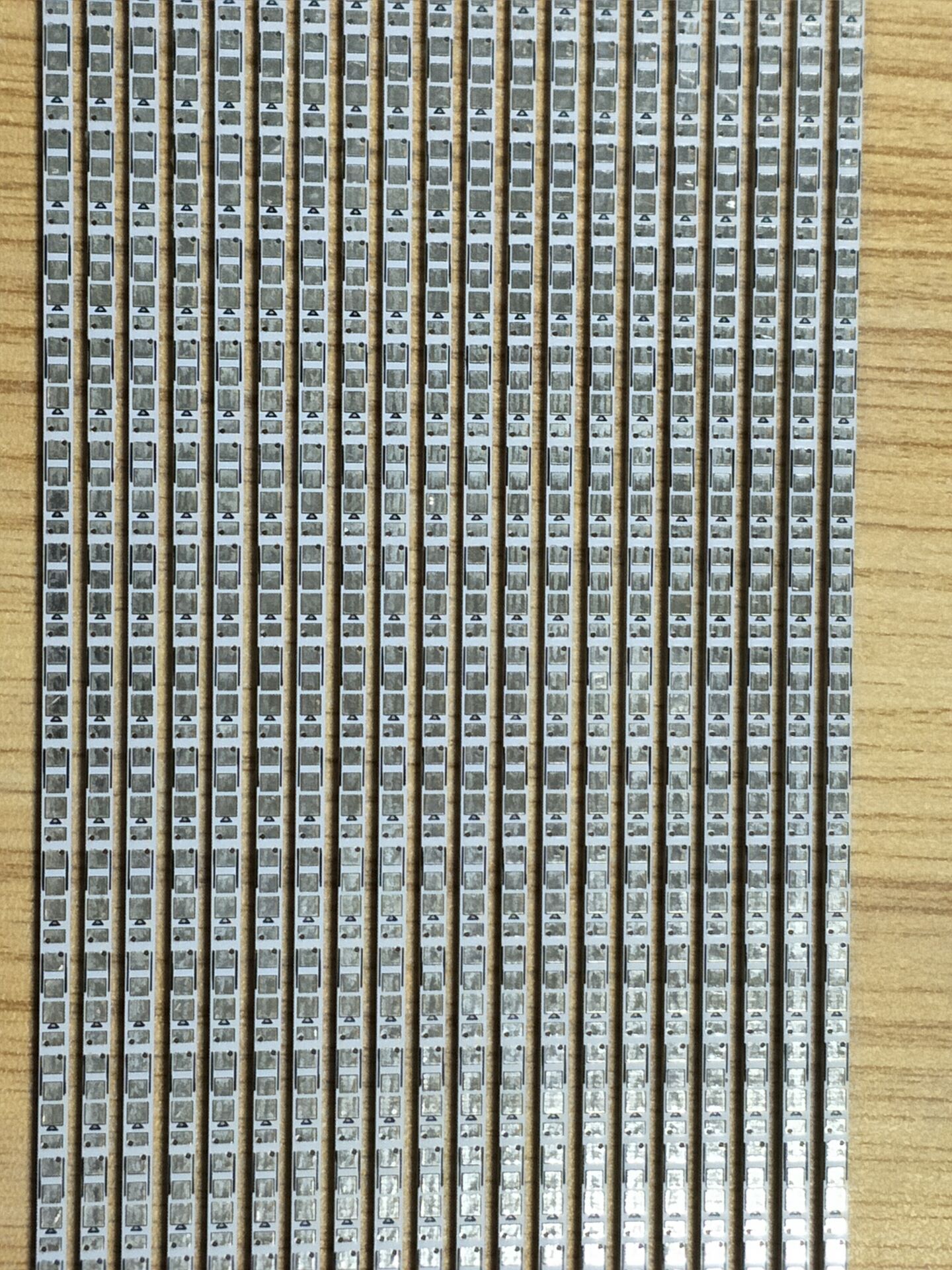 供應(yīng)LED超薄線路板廠家1000*4雙面玻纖板72燈