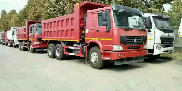 重汽豪沃371馬力后八輪自卸車