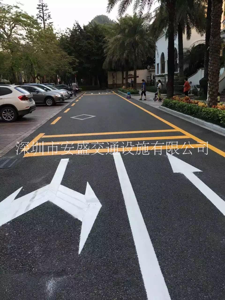 深圳交通劃線廠家寶安西鄉(xiāng)工業(yè)園劃線停車場劃線通道線 道路標(biāo)線施工