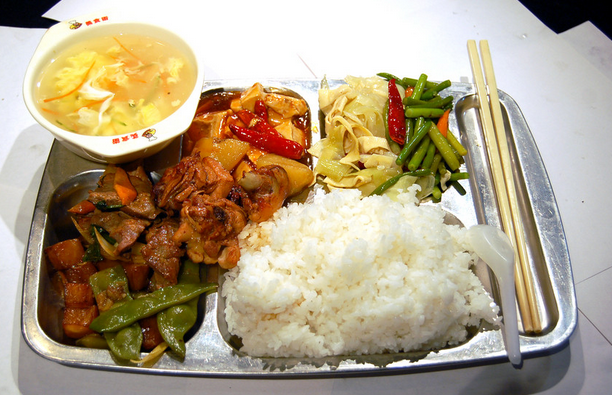 東莞企業(yè)食堂承包商、工廠飯?zhí)贸邪?  title=