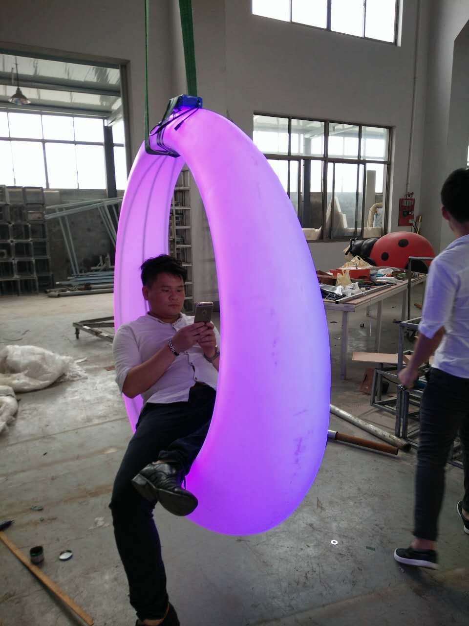發(fā)光秋千，風(fēng)洞，水幕秋千