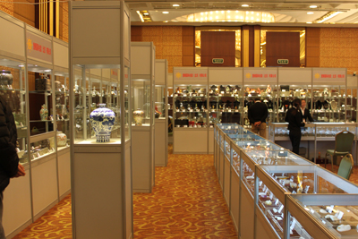 天津八棱柱展柜租賃，珠寶展會(huì)布置，上海玻璃展柜搭建