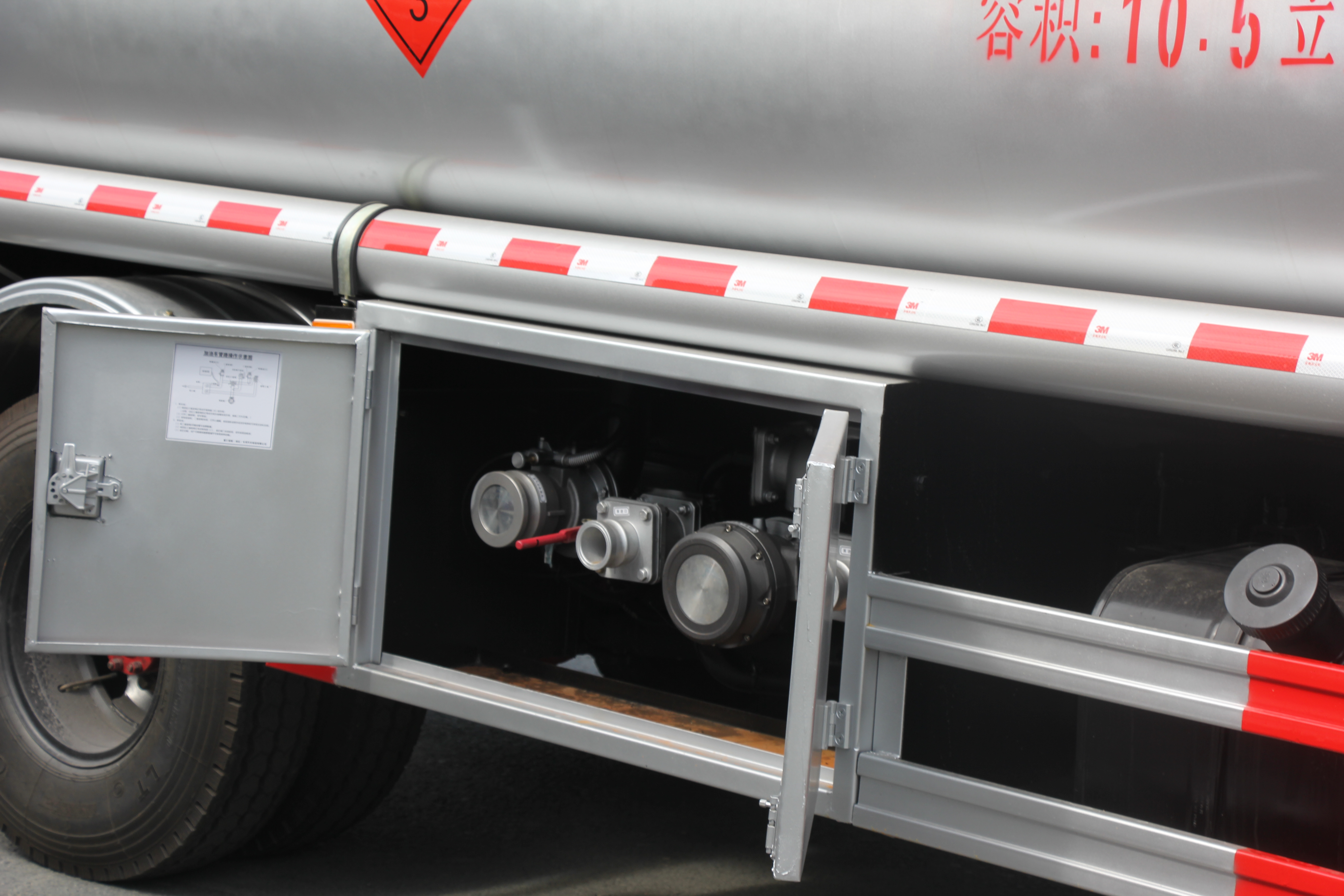 小油罐車急轉(zhuǎn)大油罐車，成色好 小油罐車急轉(zhuǎn)大油罐車，成色好盟威