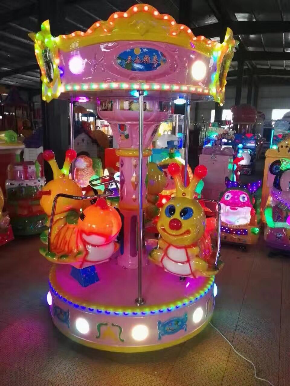 三座投幣式旋轉(zhuǎn)木馬方便移動(dòng)節(jié)省空間 旋轉(zhuǎn)木馬生產(chǎn)廠家