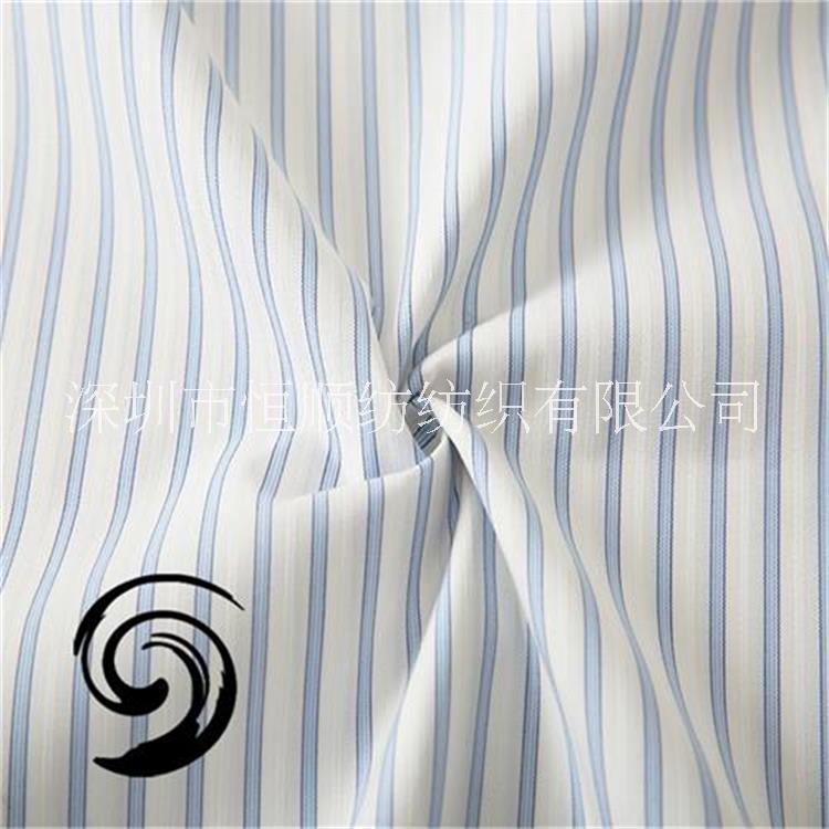 現(xiàn)貨藍白棉滌混紡抗皺襯衫服裝色織布廠家條紋CVC襯衫面料1141
