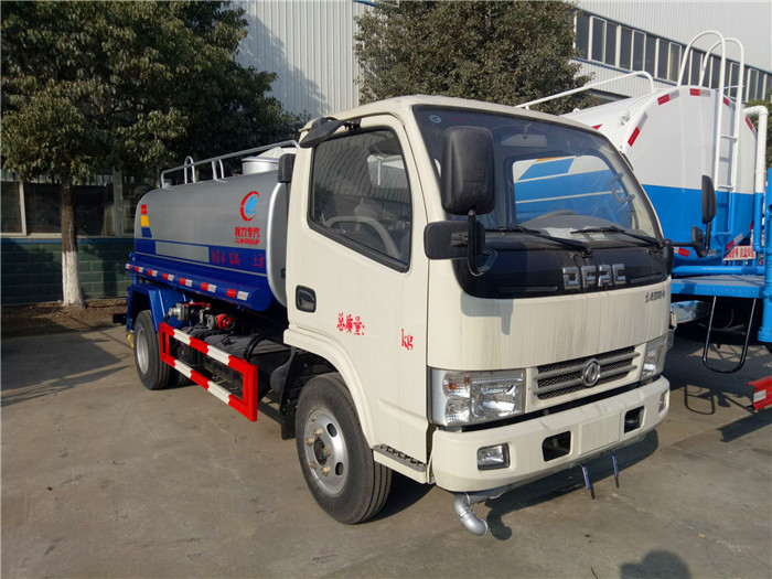 廣場(chǎng)噴灑車(chē)圖片
