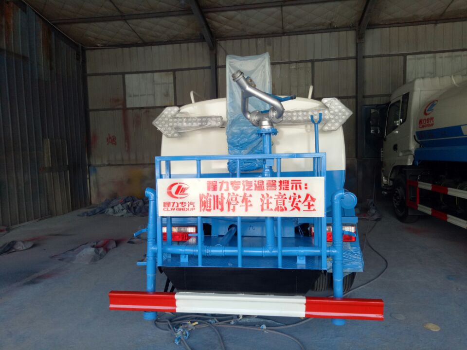 廣場(chǎng)噴灑車(chē)圖片