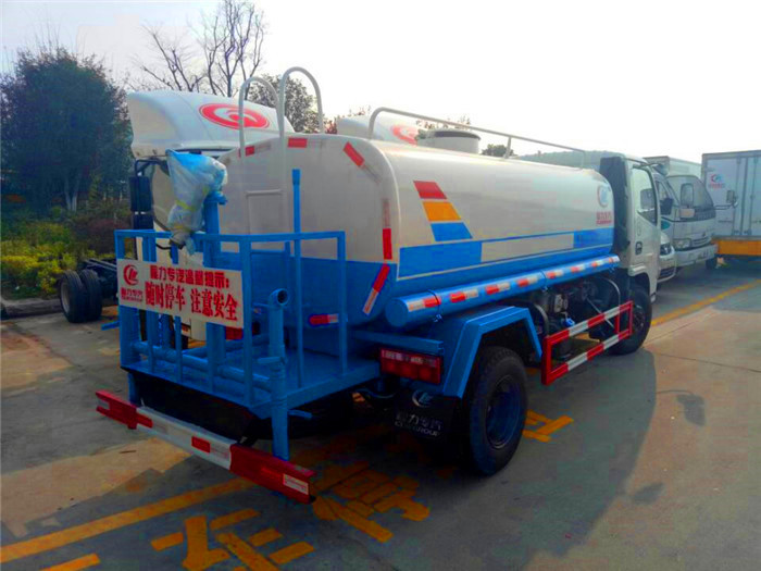 小區(qū)灑水車生產(chǎn)商