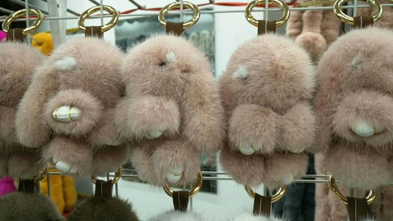 皮毛之鄉(xiāng)大號*毛小兔子正版毛絨裝死兔萌萌兔包包掛件鑰匙扣