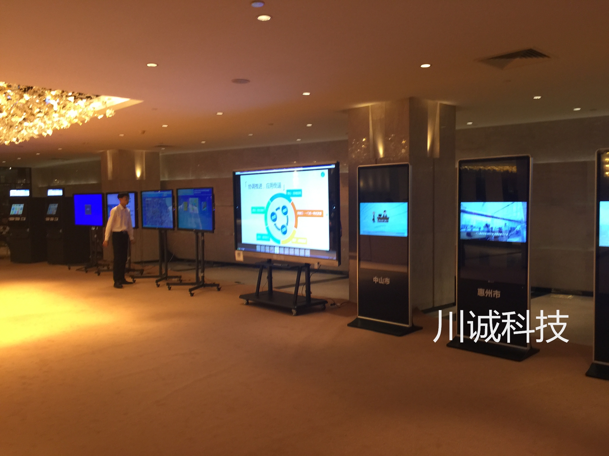 55寸高清無縫拼接屏|觸摸拼接屏租賃 川誠廠家直租