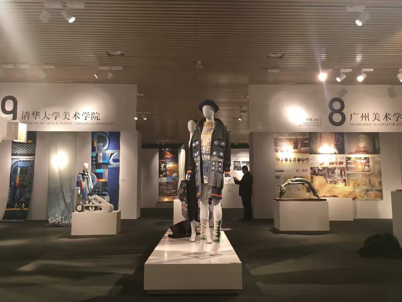 2017年新型環(huán)保展臺烤漆展臺