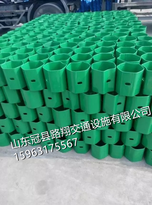 波形護(hù)欄板系采用優(yōu)質(zhì)Q235低碳鋼板碾壓而成
