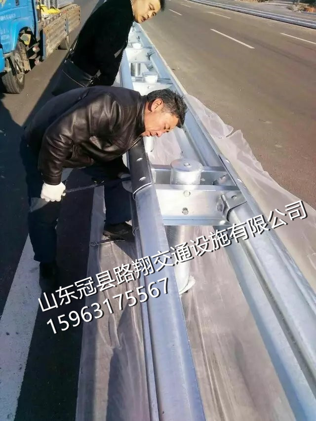 冠縣路翔波形護(hù)欄板鍍鋅層的檢測(cè)標(biāo)準(zhǔn)是什么 護(hù)欄板檢測(cè)