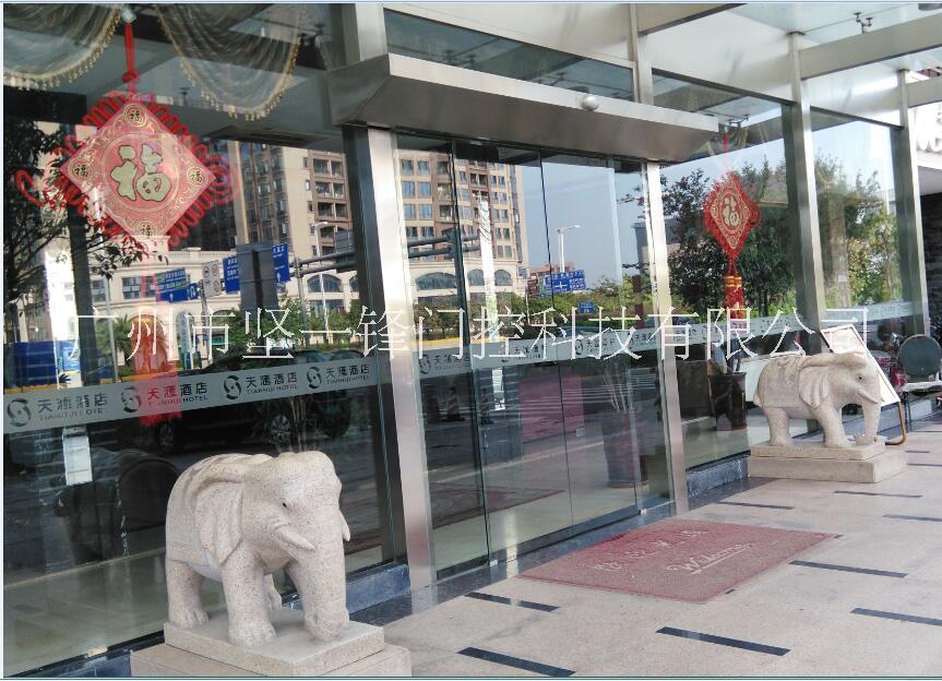 供應(yīng)廣東堅鋒JFMY玻璃自動感應(yīng)門、電動玻璃門。免費上門測量尺寸和設(shè)計方案，工廠批發(fā)價格，送3年免費維保