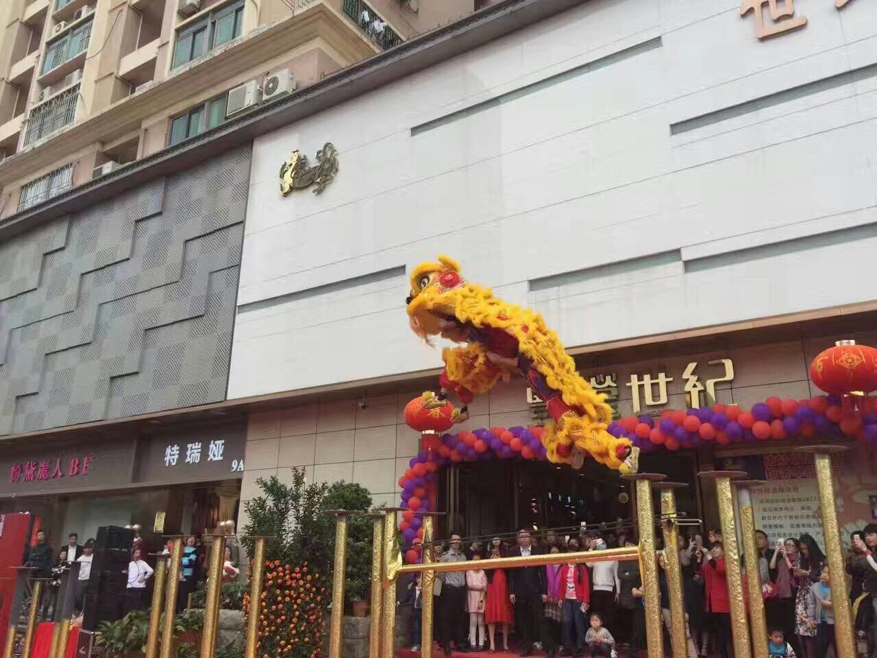 大型醒獅跳梅花樁表演_專業(yè)開業(yè)醒獅表演的電話多少_飛龍舞獅表演