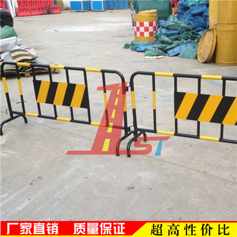 黃黑鐵馬基坑護(hù)欄施工圍欄拒馬交通