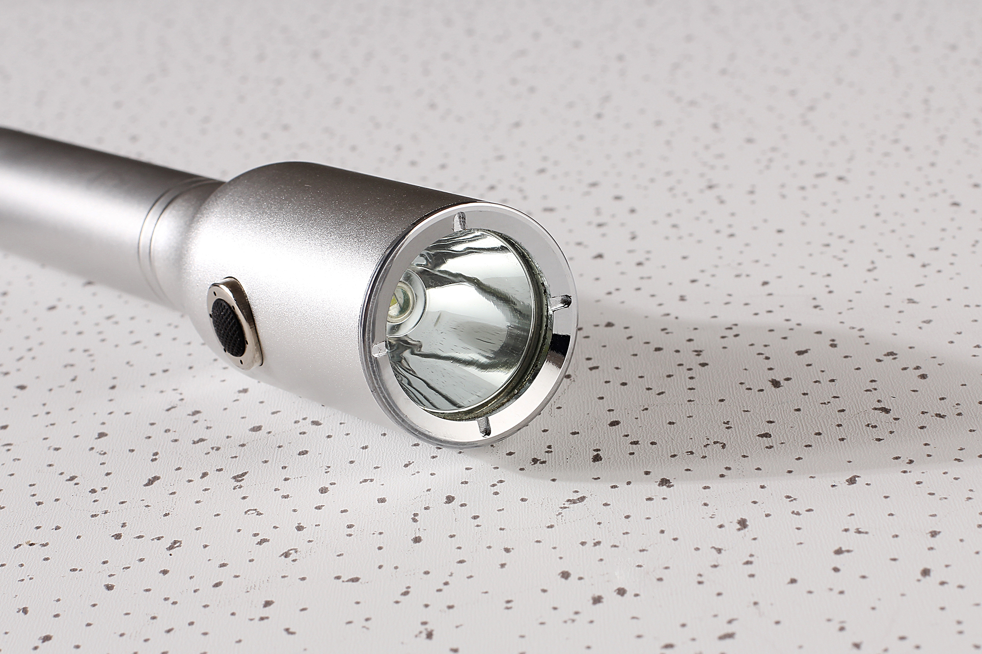 廠家直銷防爆強(qiáng)光LED電筒海洋王JW72*光節(jié)能手電筒