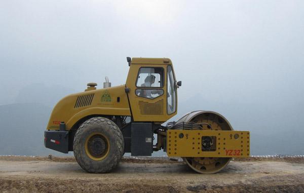 江西上饒長期出租26噸壓路機公司怎么收費、出租26噸壓路機多少錢【江西華邦工程機械】