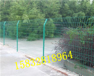 公路護(hù)欄網(wǎng)、鐵絲網(wǎng)圍欄供應(yīng)公路護(hù)欄網(wǎng)、鐵絲網(wǎng)圍欄供應(yīng) 潤(rùn)光護(hù)欄