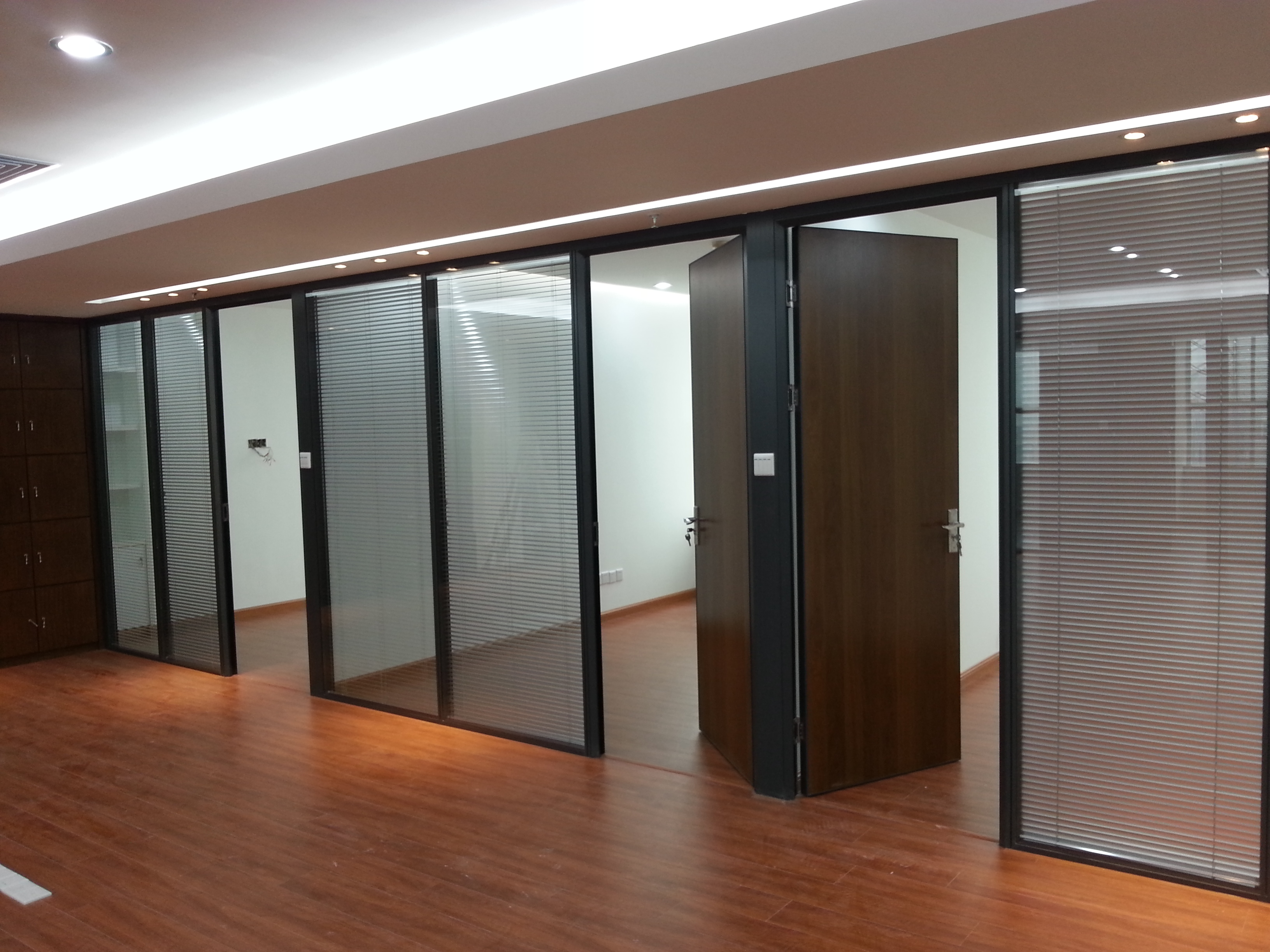 佛山隔斷高隔間獅山玻璃隔斷隔斷墻廠家定制。 佛山高隔間玻璃隔斷廠家直銷