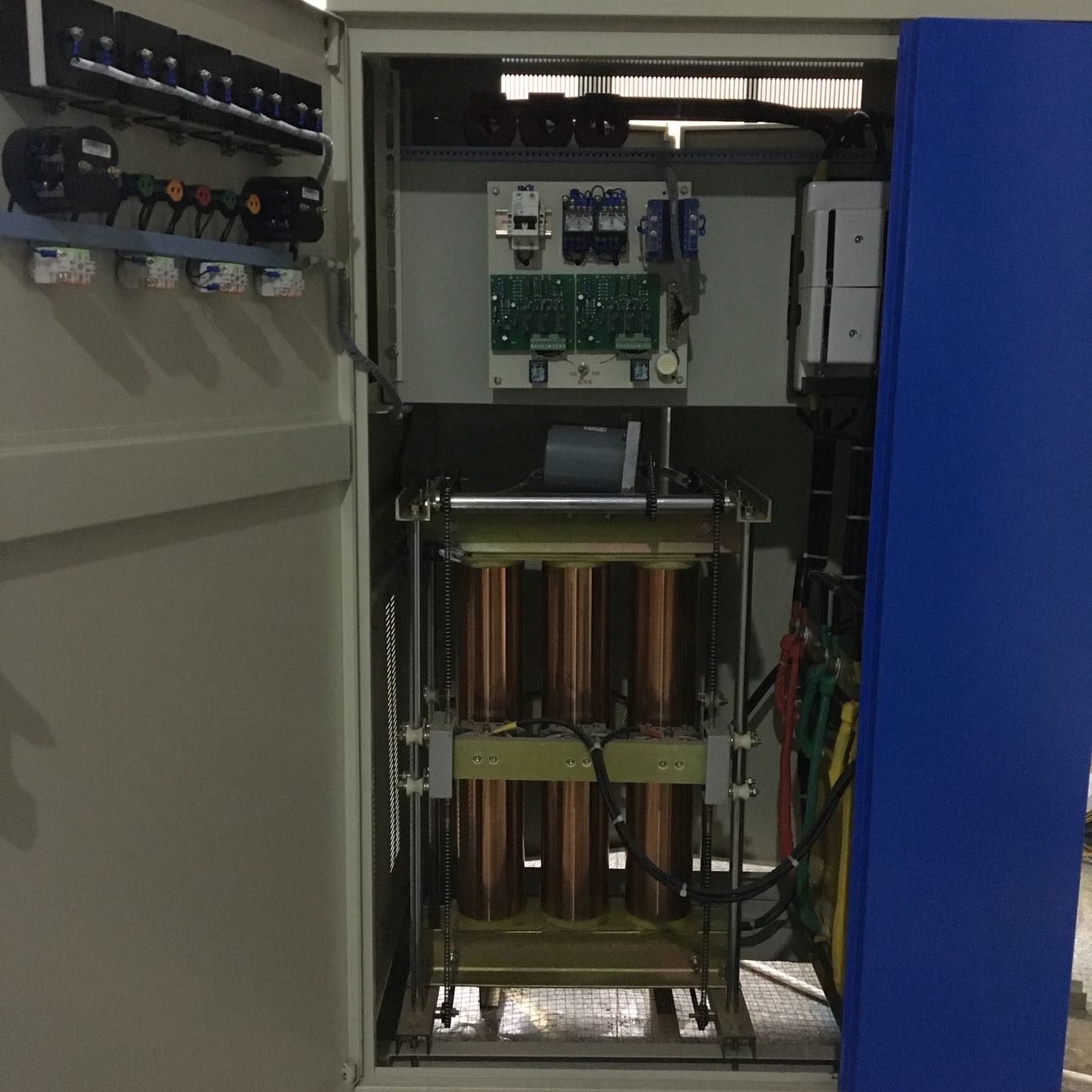 三相全自動補償式電力穩(wěn)壓器 SBW-200KVA 機床數(shù)控醫(yī)療設備*電源