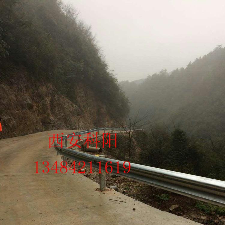 四川高速波形護(hù)欄板 熱鍍鋅波形護(hù)欄 可提供專業(yè)的安裝隊(duì)